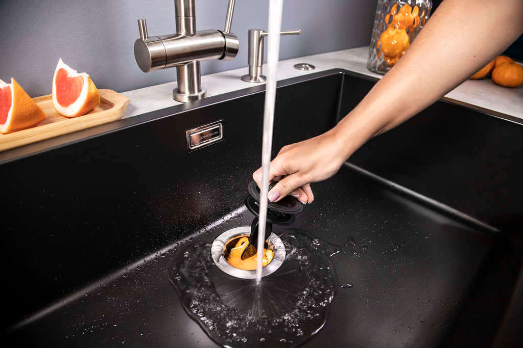 Купить Измельчитель пищевых отходов OMOIKIRI Nagare Slim 900 — Фото 3